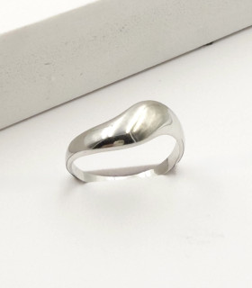 Anello a fascia ondulata in oro bianco
