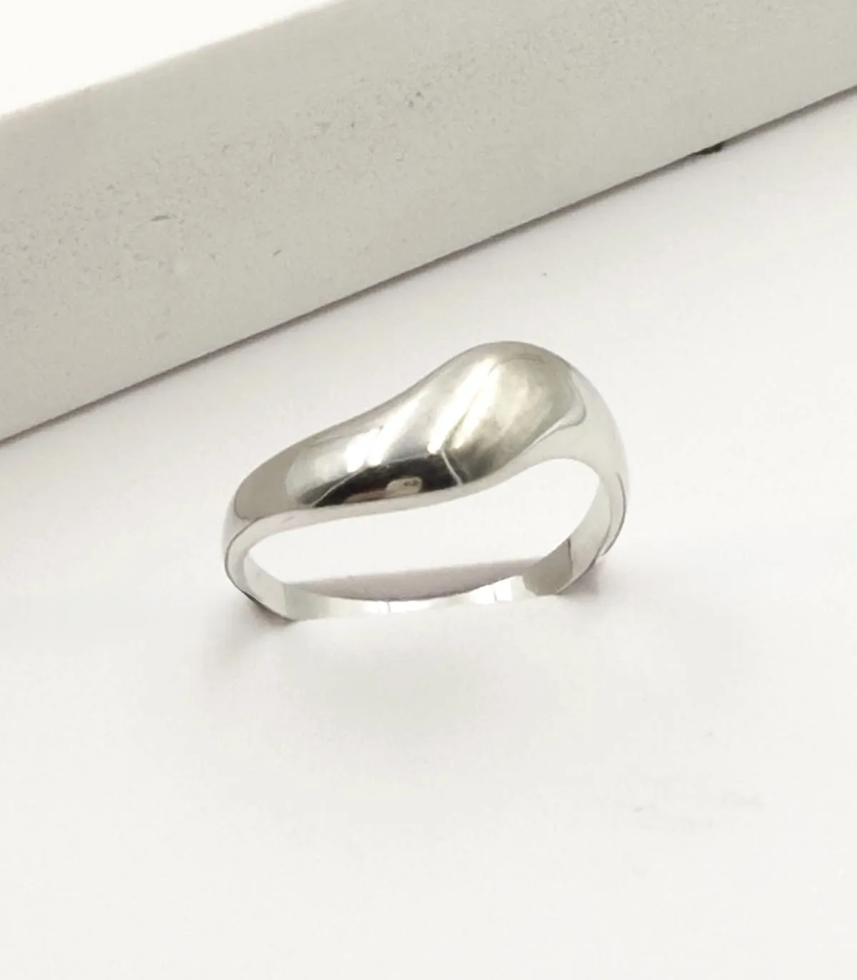 Anello a fascia ondulata in oro bianco