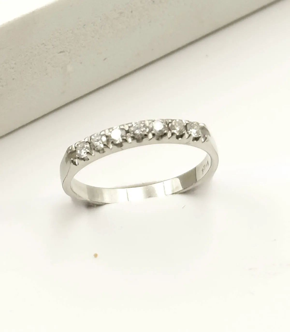 Anello veretta in oro bianco con brillanti carati totali 0,56