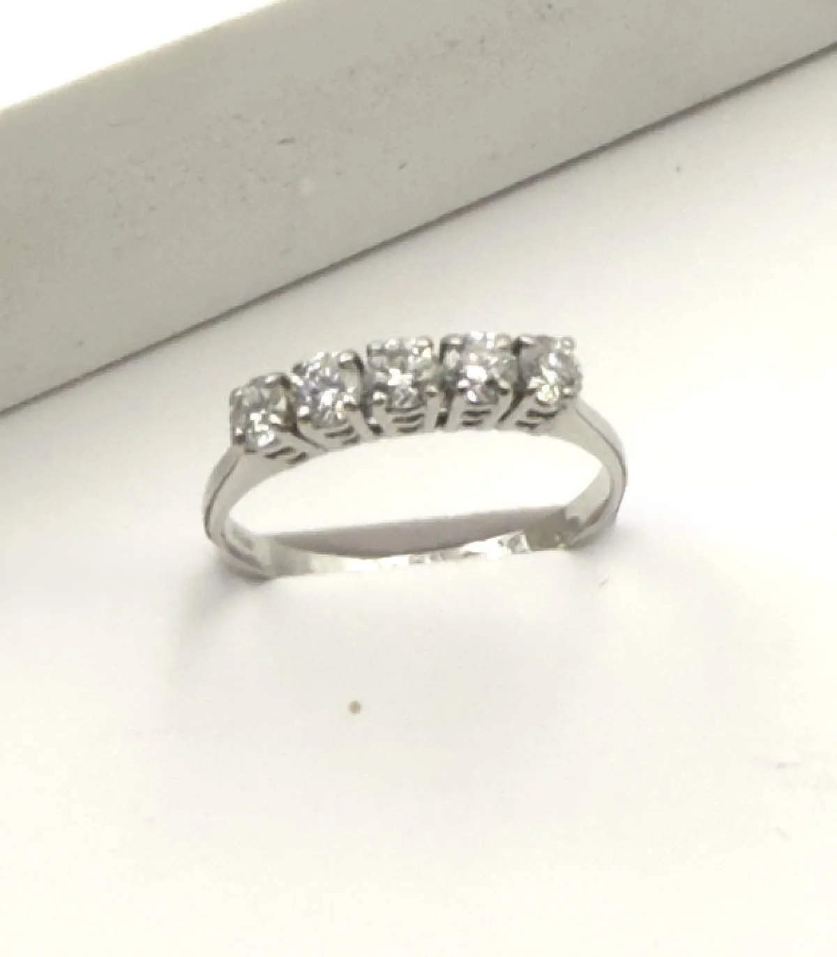 Anello veretta in oro bianco con brillanti carati totali 0,50