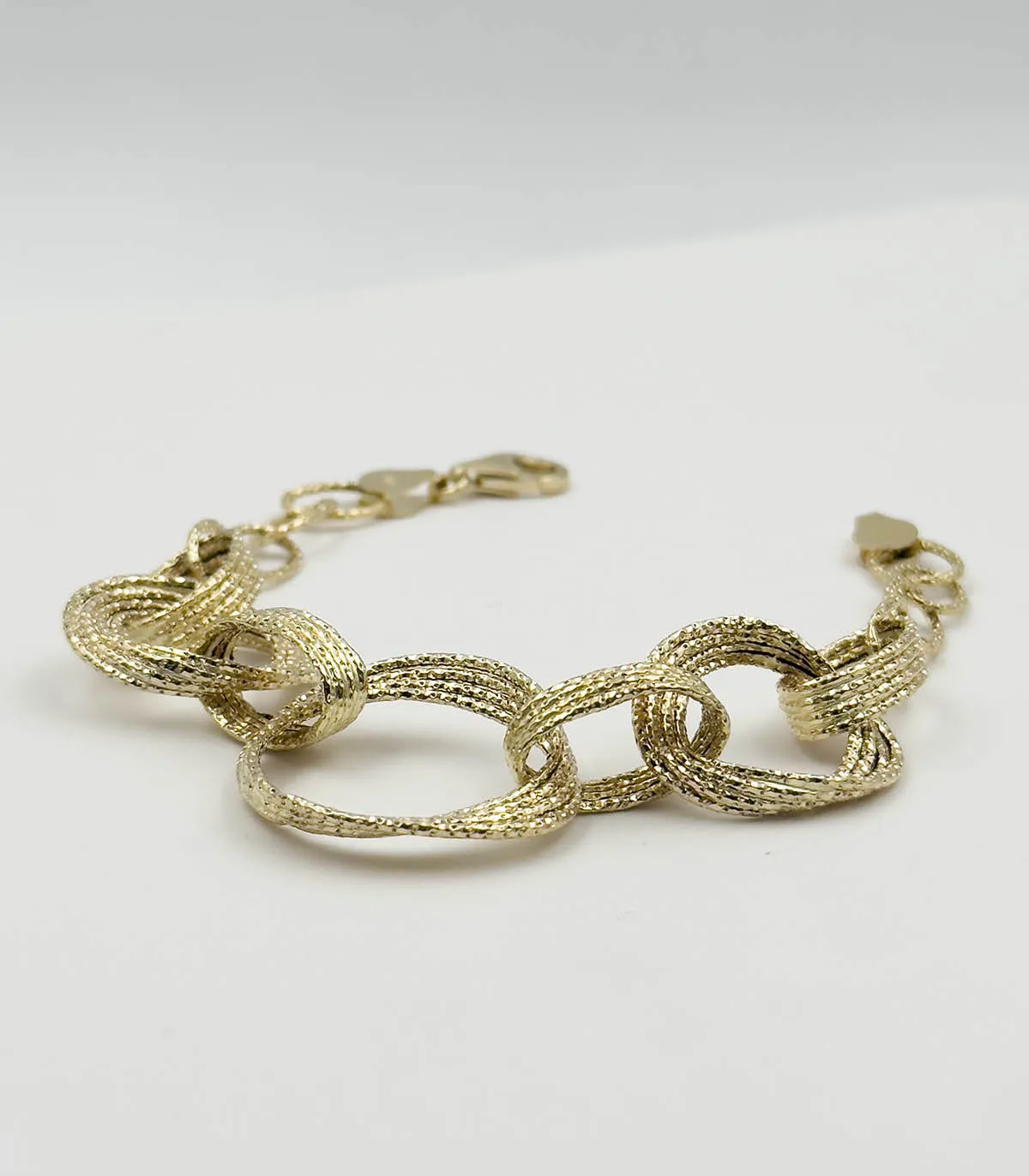 Bracciale in oro giallo con anelli martellati