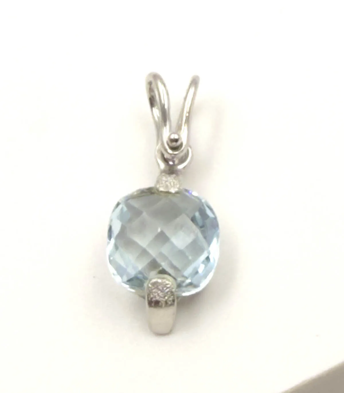 Ciondolo in oro bianco con topazio azzurro