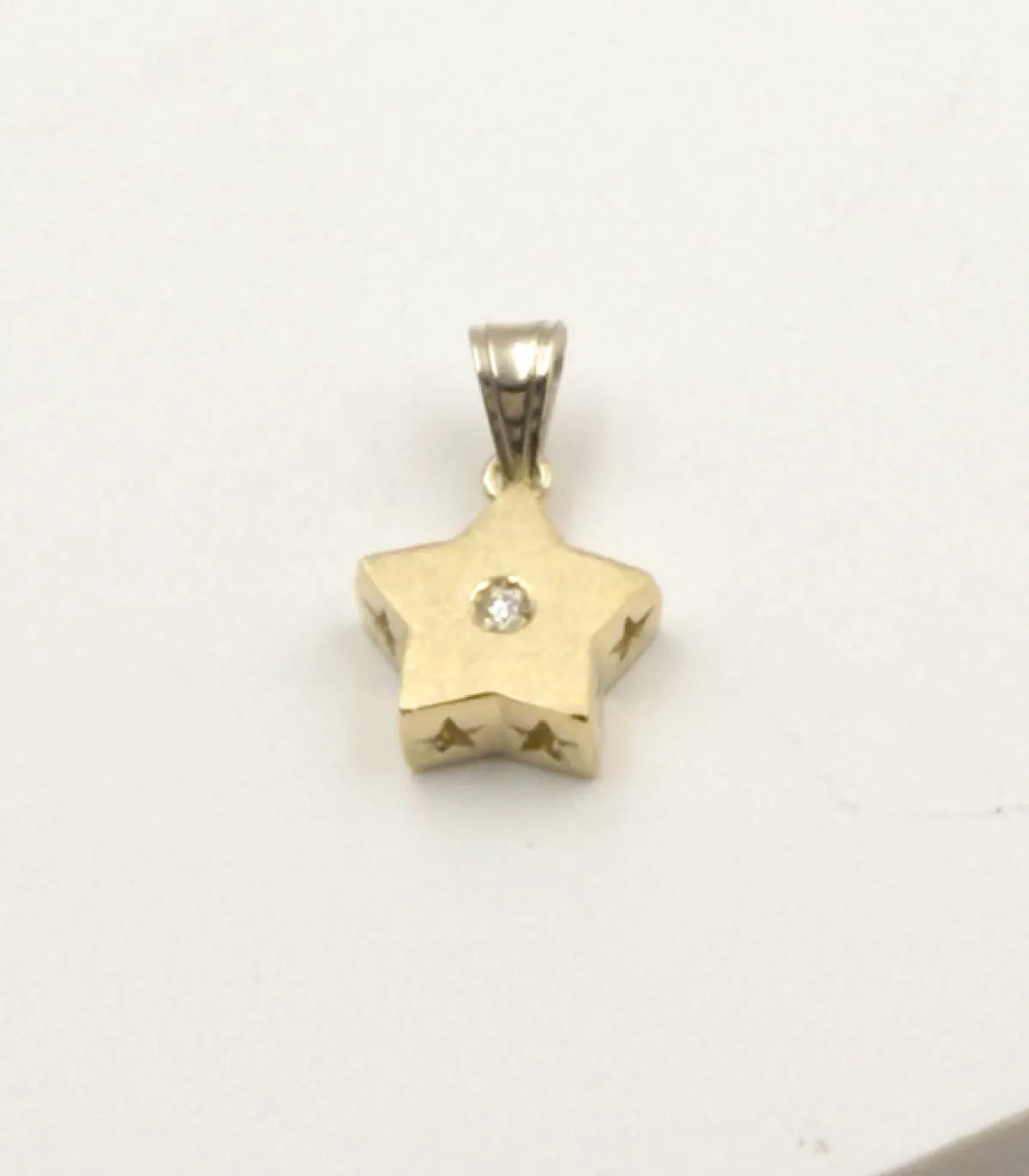 Ciondolo stella in oro giallo con zircone