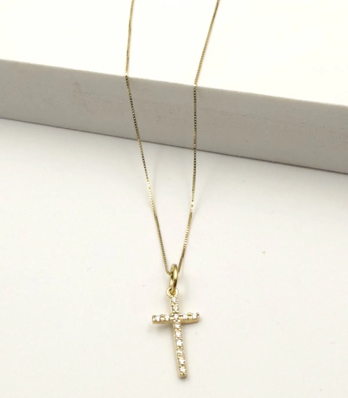 Collana in oro giallo con croce con zirconi