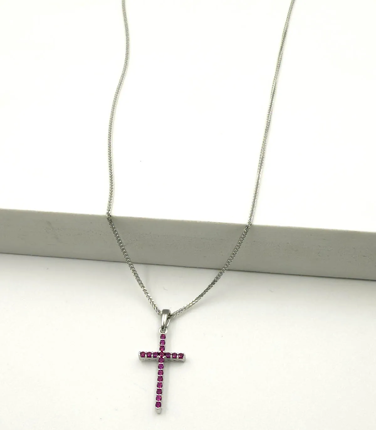 Collana in oro bianco con croce di rubini e brillanti carati totali 0,36