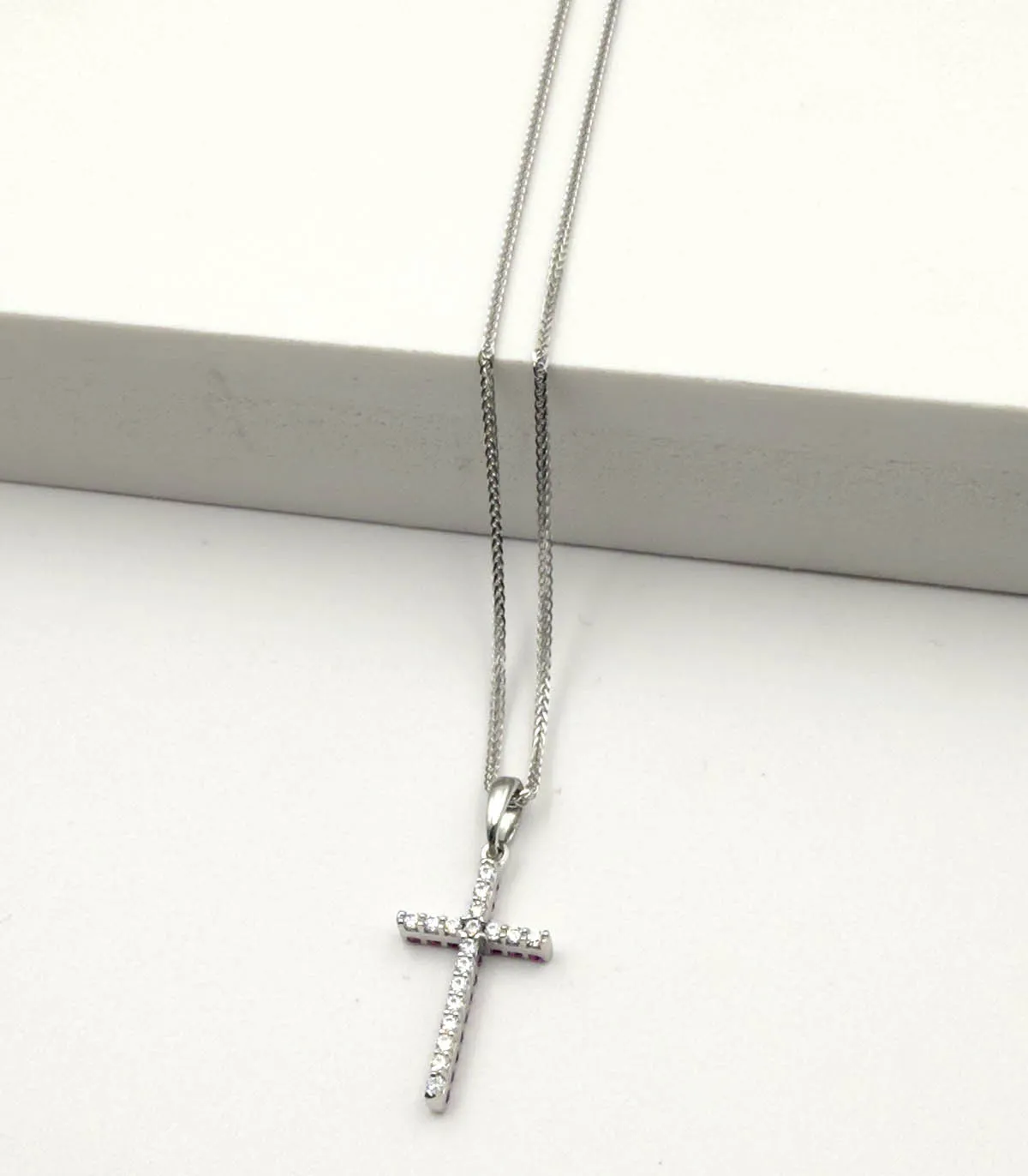 Collana in oro bianco con croce di rubini e brillanti carati totali 0,36