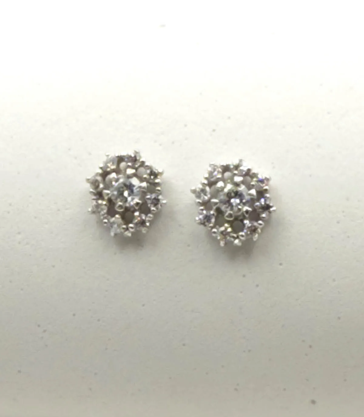 Orecchini in oro bianco con zirconi