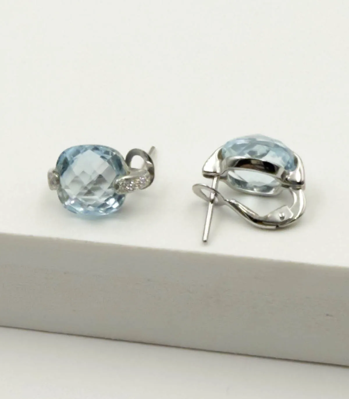 Orecchini in oro bianco con topazio azzurro