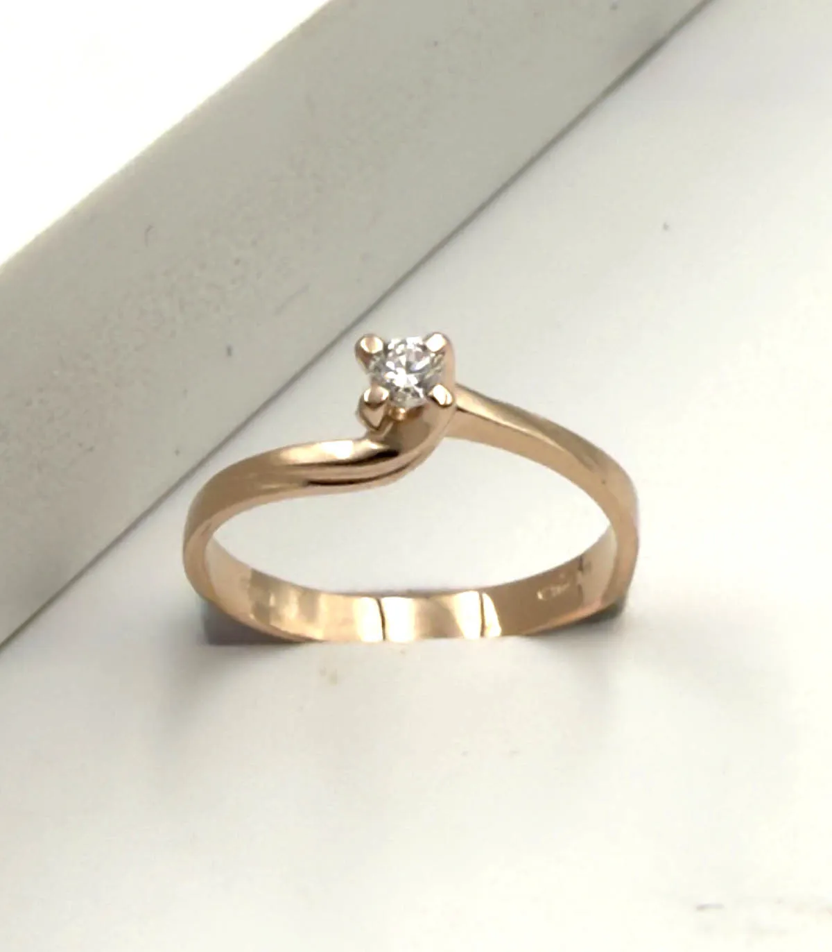 Anello solitario in oro rosa con brillante da 0,10 carati F VVS1