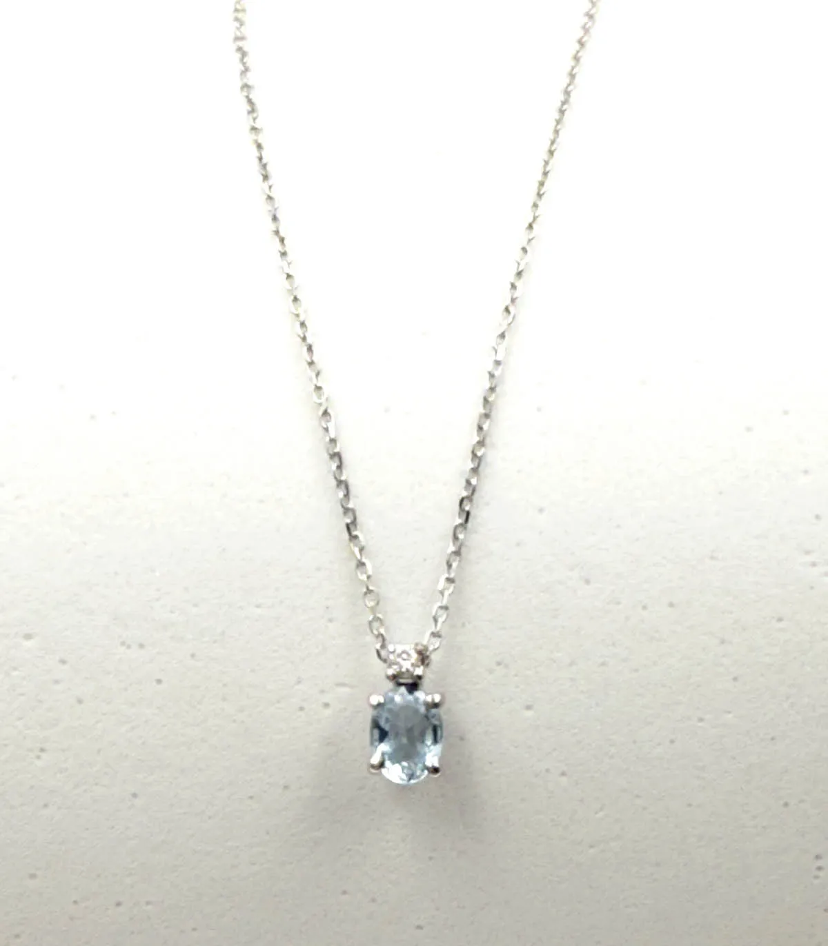 Collana in oro bianco con acquamarina da 0,40 e brillante da 0,01 carati