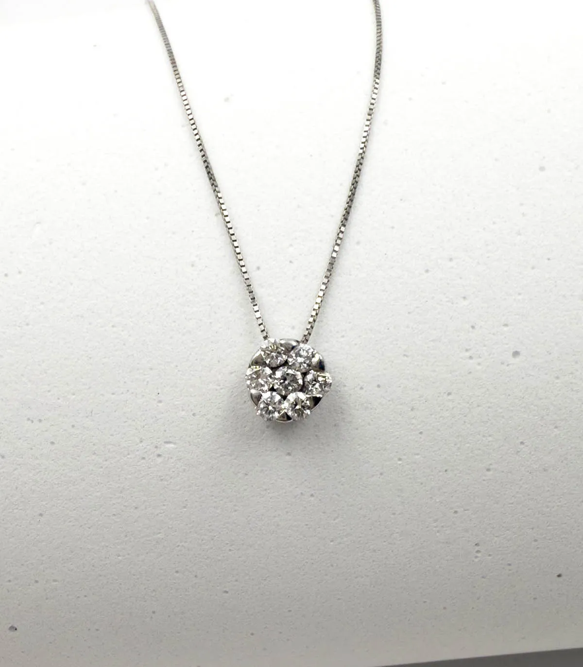 Collana in oro bianco con ciondolo a fiore con brillanti carati totali 0,14