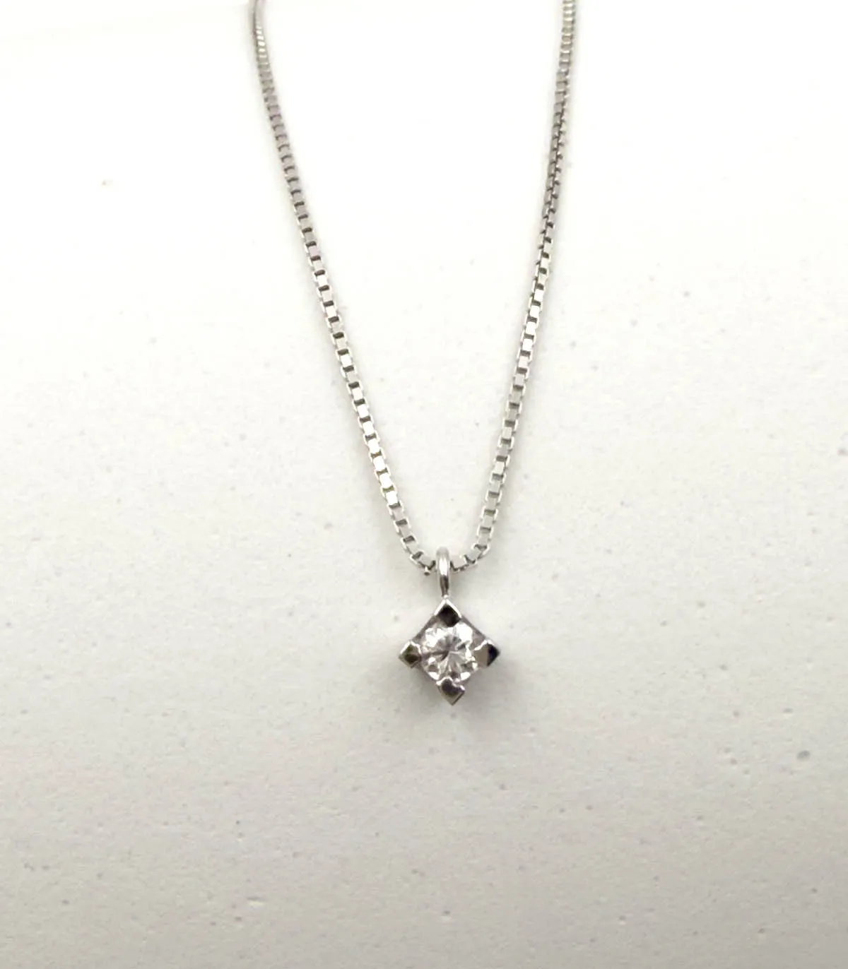 Collana punto luce in oro bianco con brillante da 0,04 carati