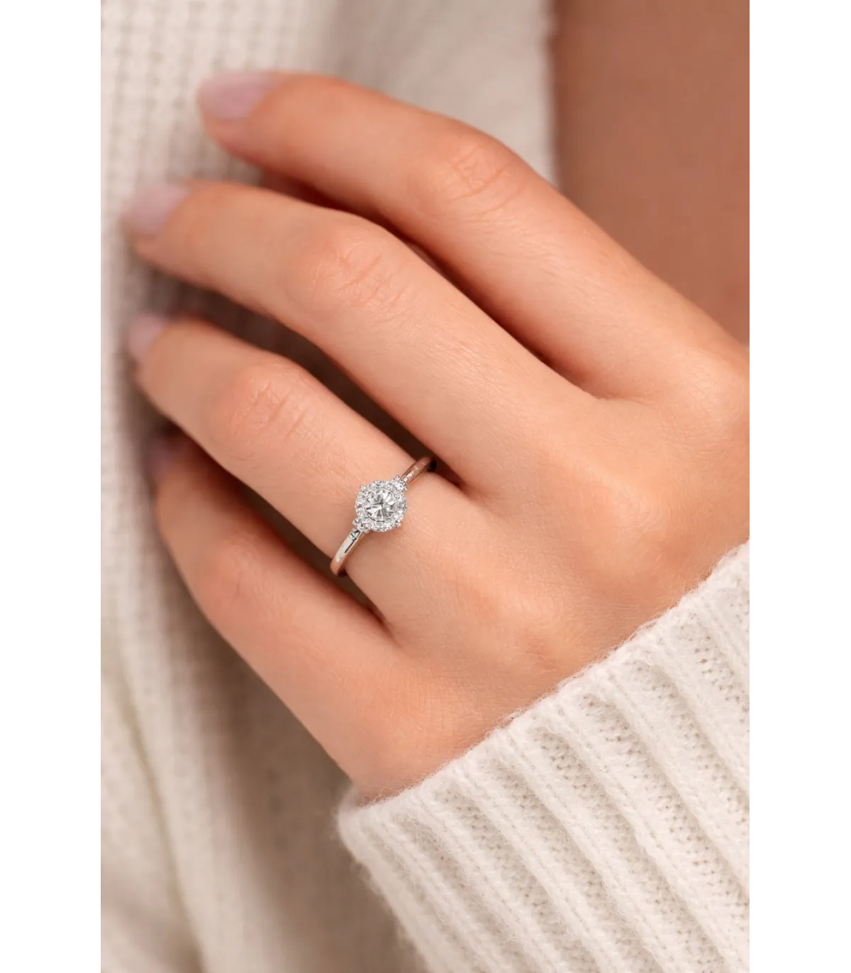 Anello in oro bianco con zirconi