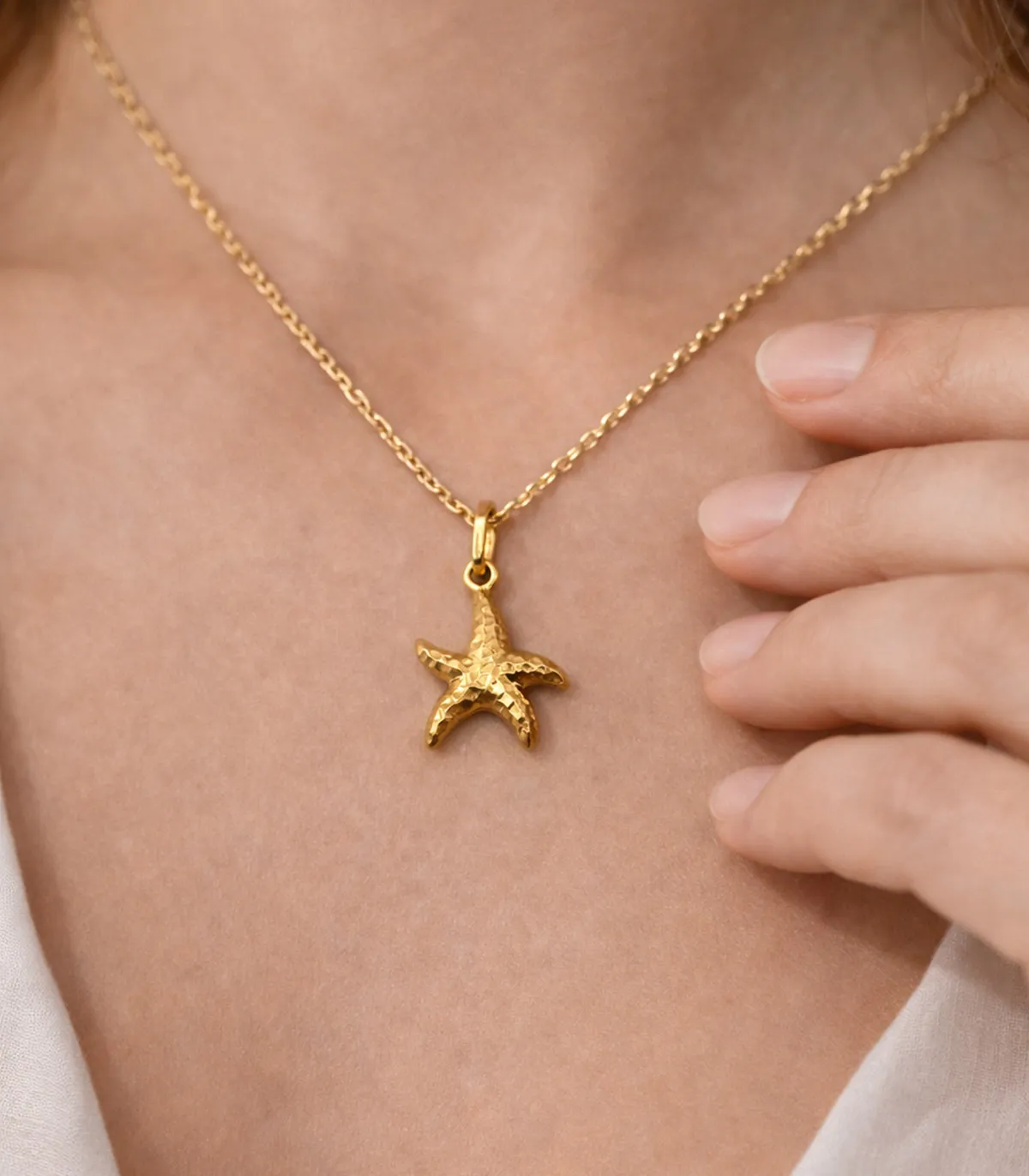 Ciondolo stella marina in oro giallo martellato