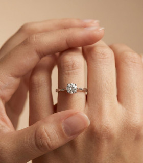 Anello solitario in oro bianco con zircone