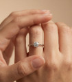 Anello solitario in oro bianco con zircone
