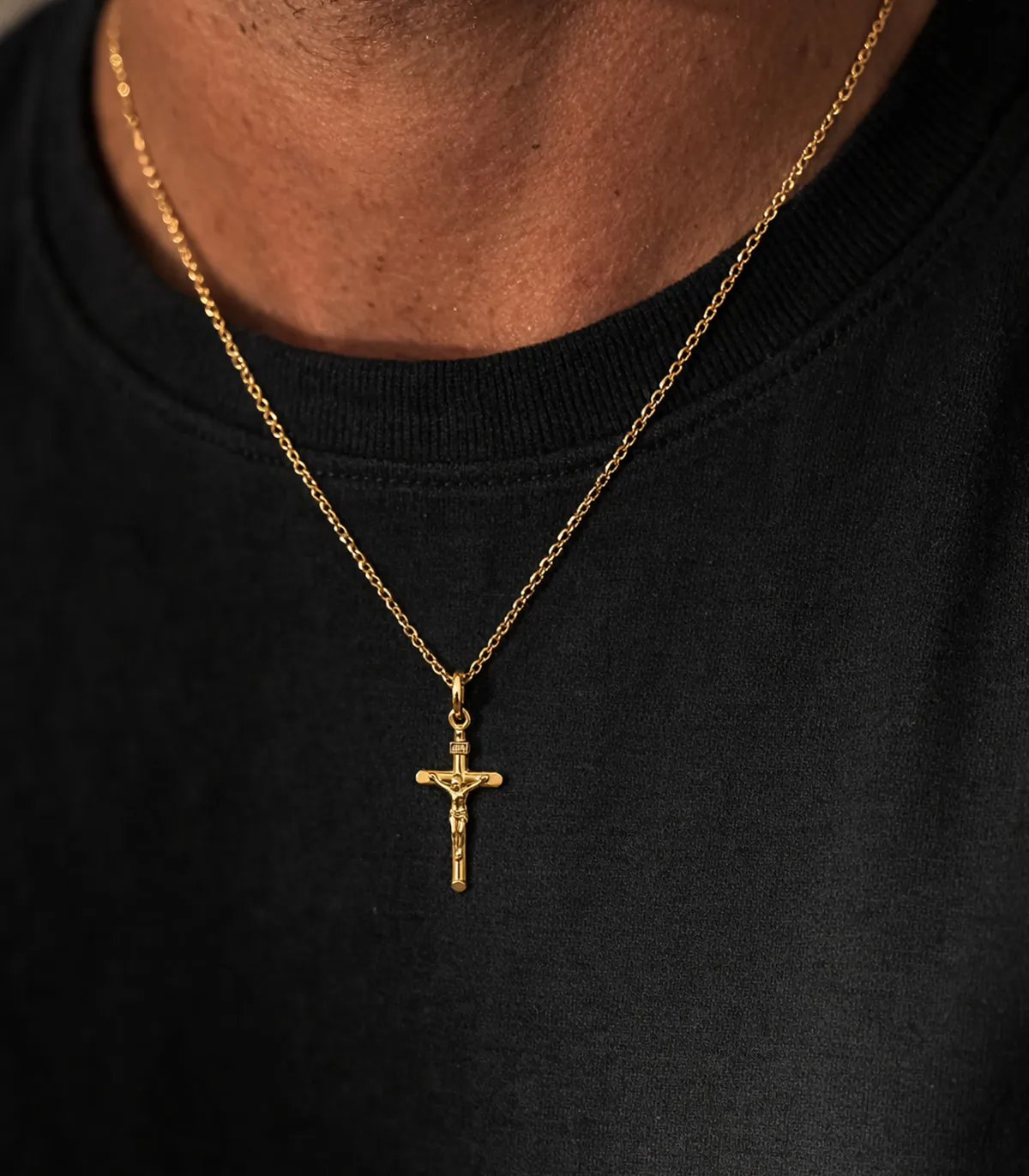 Ciondolo a Croce in oro giallo con Cristo