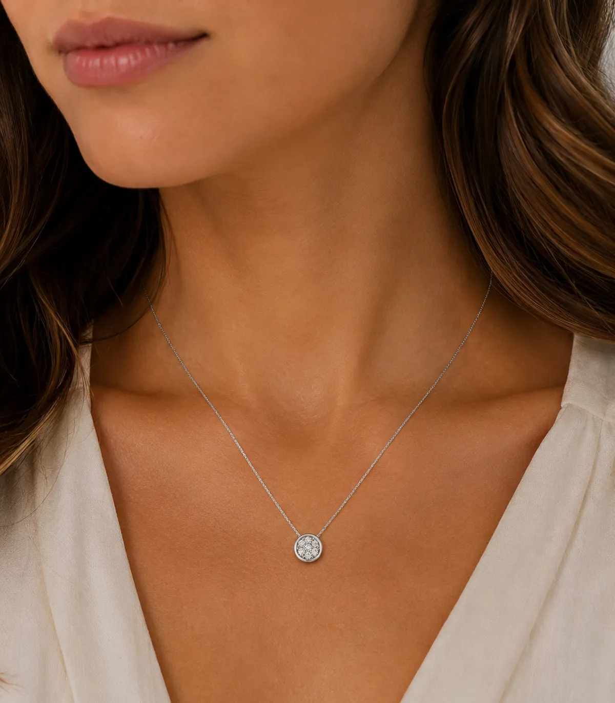 Collana in oro bianco con ciondolo tondo con brillanti carati totali 0,14