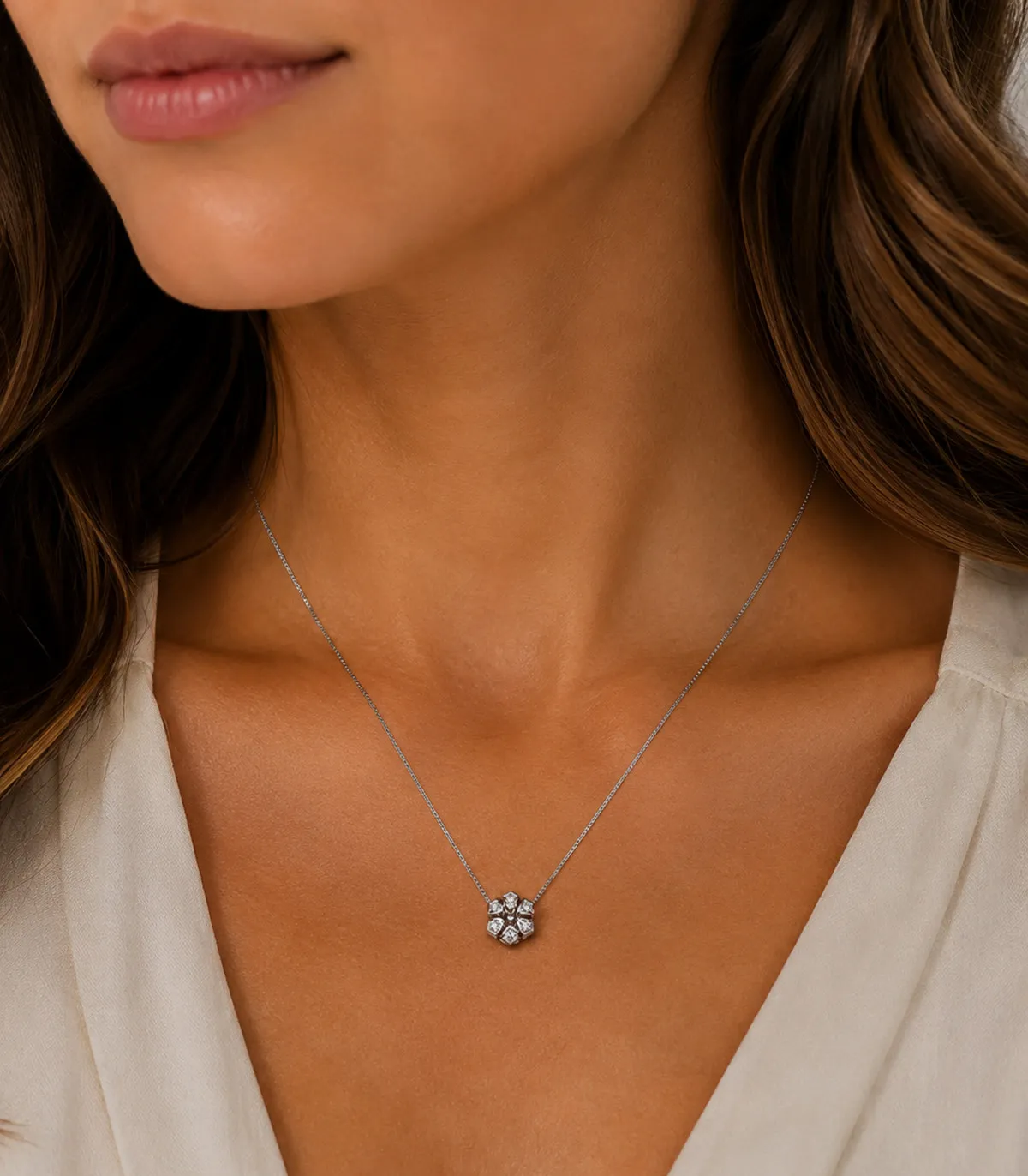 Collana in oro bianco con ciondolo con brillanti carati totali 0,12