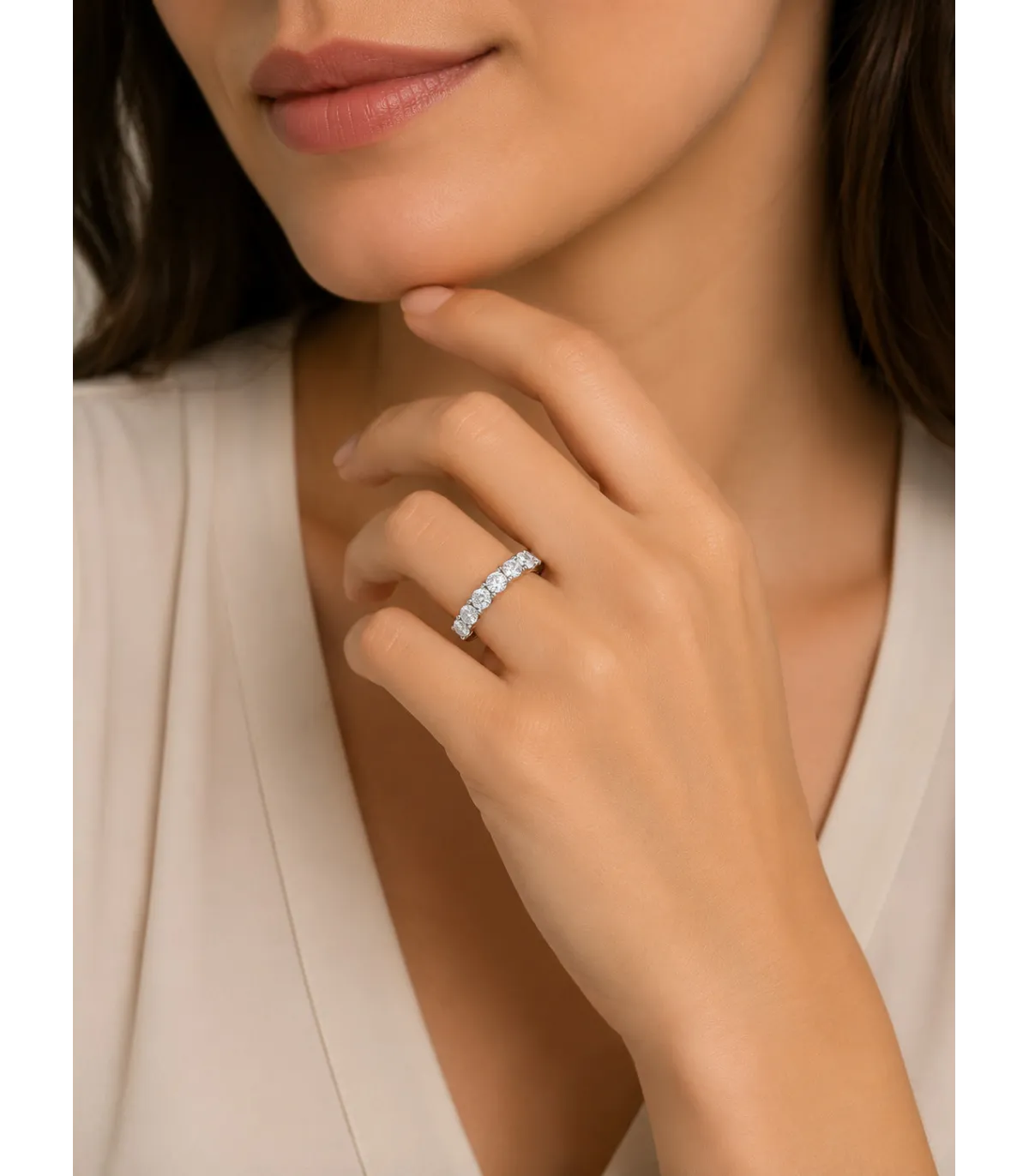 Anello veretta in oro bianco con zirconi