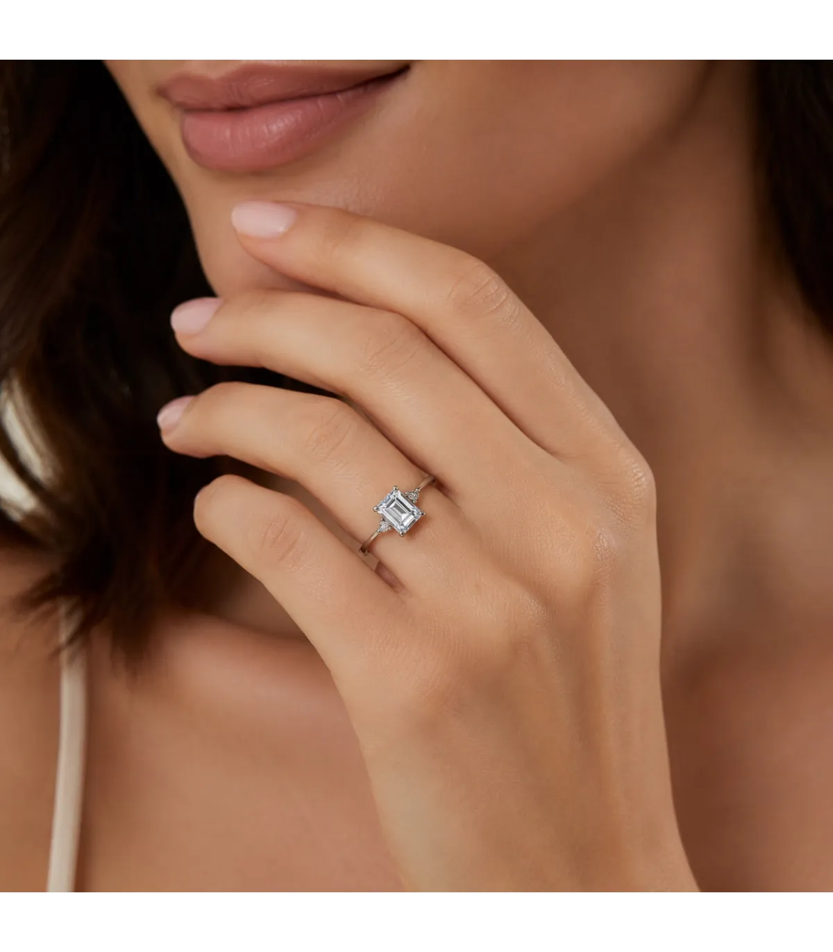 Anello in oro bianco con acquamarina e brillanti carati totali 0,02