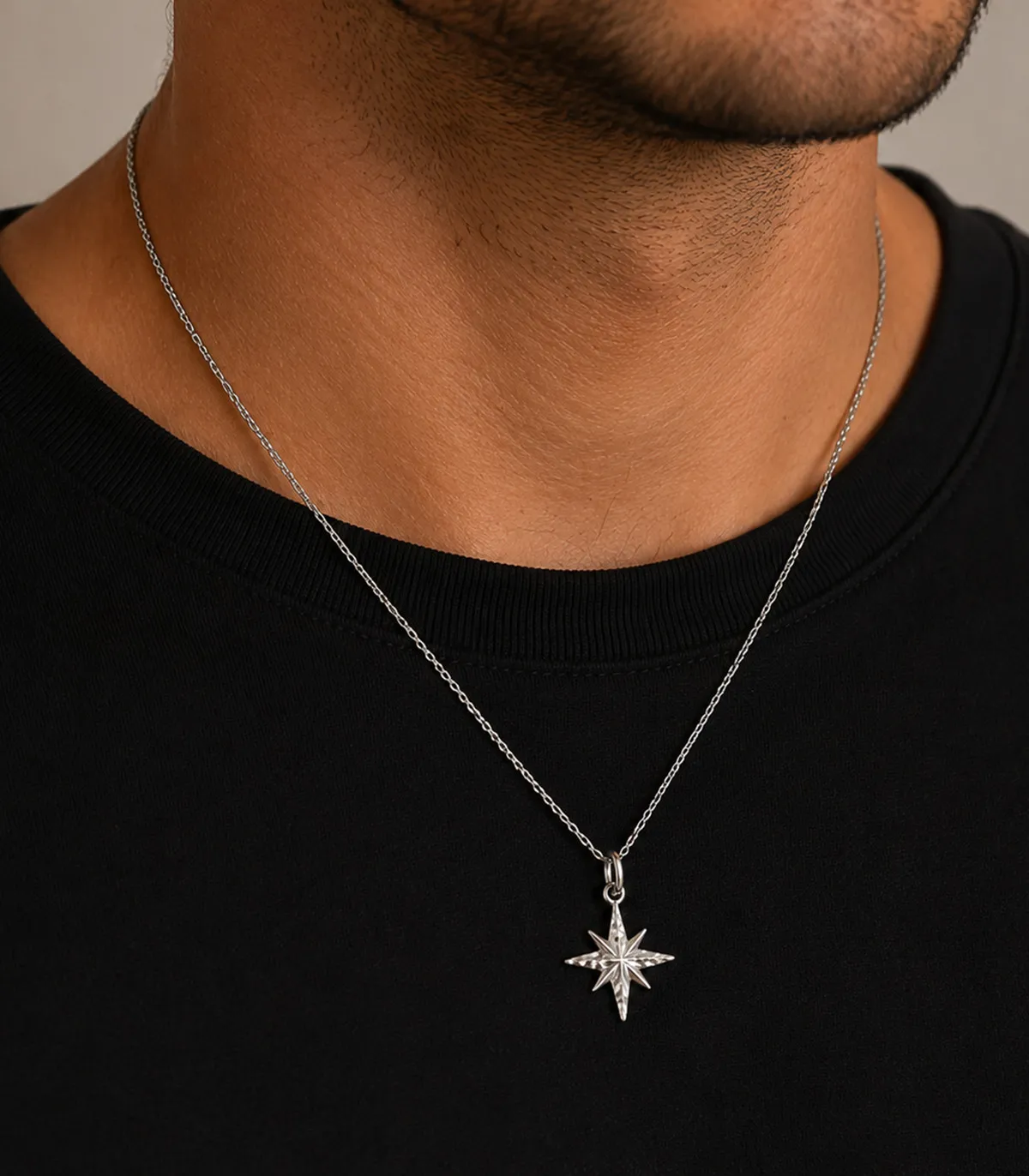 Ciondolo stella dei venti in oro bianco
