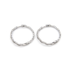 Orecchini in oro bianco a cerchio ondulato con zirconi