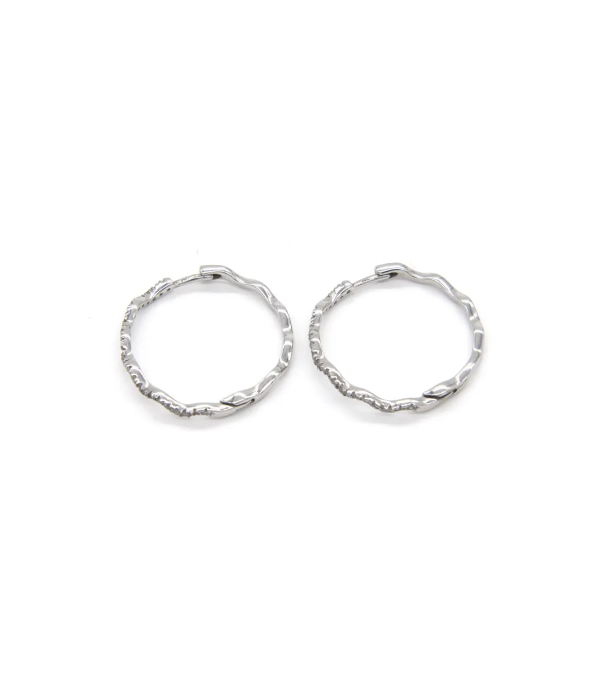 Orecchini in oro bianco a cerchio ondulato con zirconi