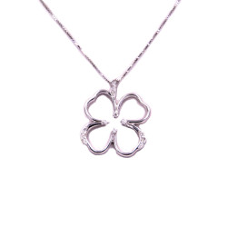 Collana in oro bianco con ciondolo quadrifoglio con brillanti carati totali 0,26
