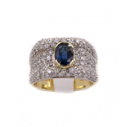 Anello in oro giallo con diamanti e zaffiro centrale