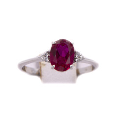 Anello in oro bianco con brillanti da 0,05 carati totali e rubino ovale