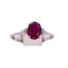 Anello in oro bianco con brillanti da 0,05 carati totali e rubino ovale