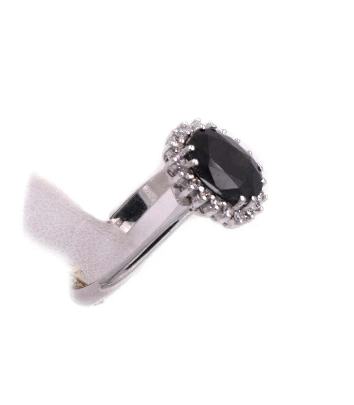 Anello in oro bianco con brillanti da 0,16 carati totali e zaffiro ovale da 2,28 carati