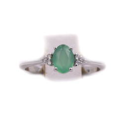 Anello in oro bianco con brillanti da 0,3 carati totali e smeraldo ovale da 0,57 carati