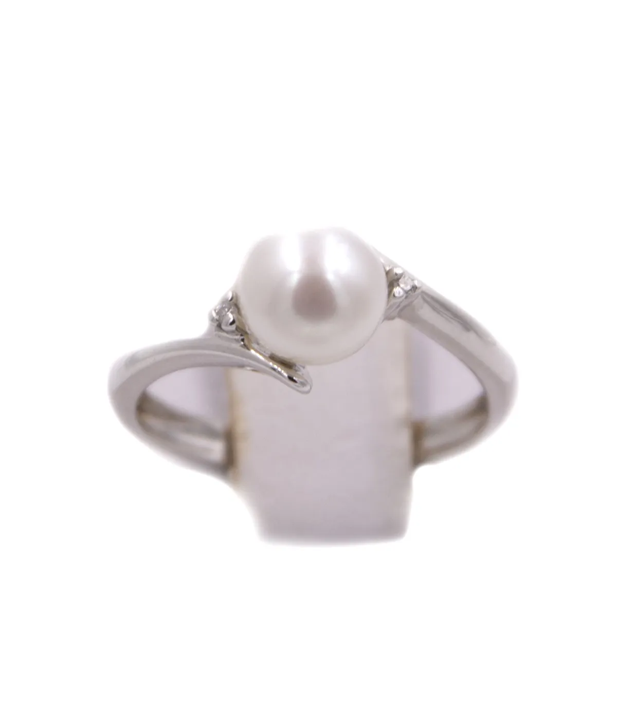 Anello in oro bianco con perla e brillanti carati totali 0,04