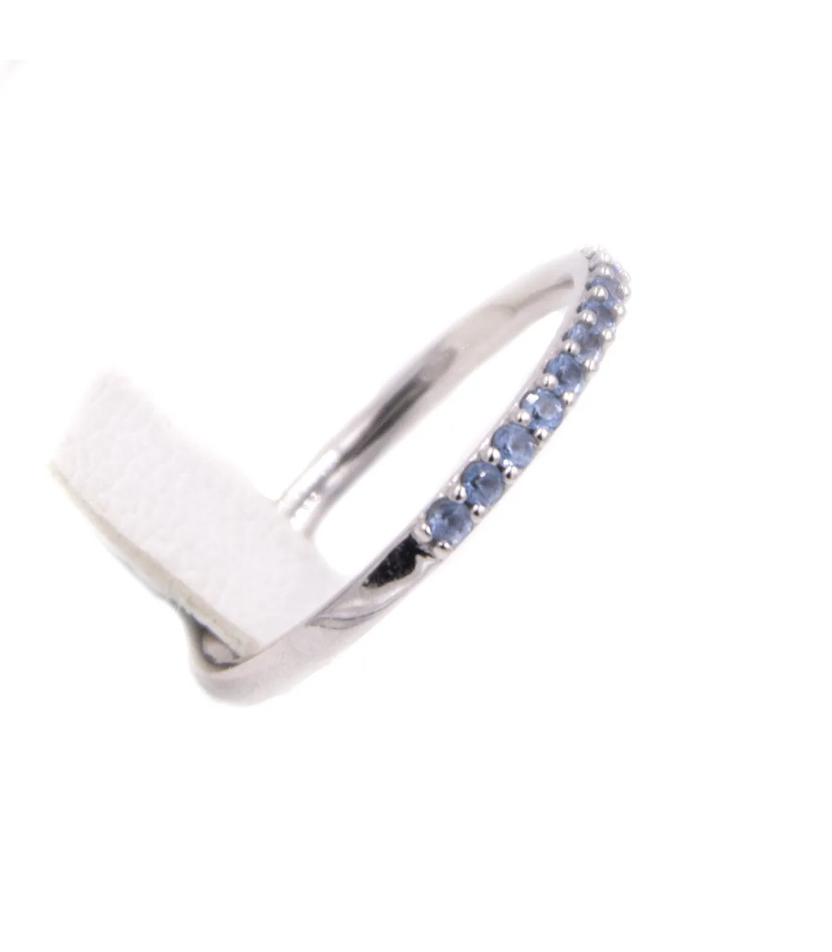 Anello veretta in oro bianco con zirconi azzurri