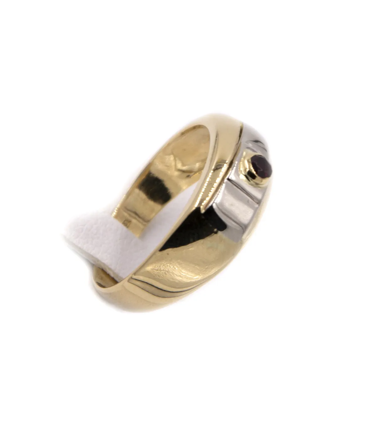 Anello da uomo con rubino centrale