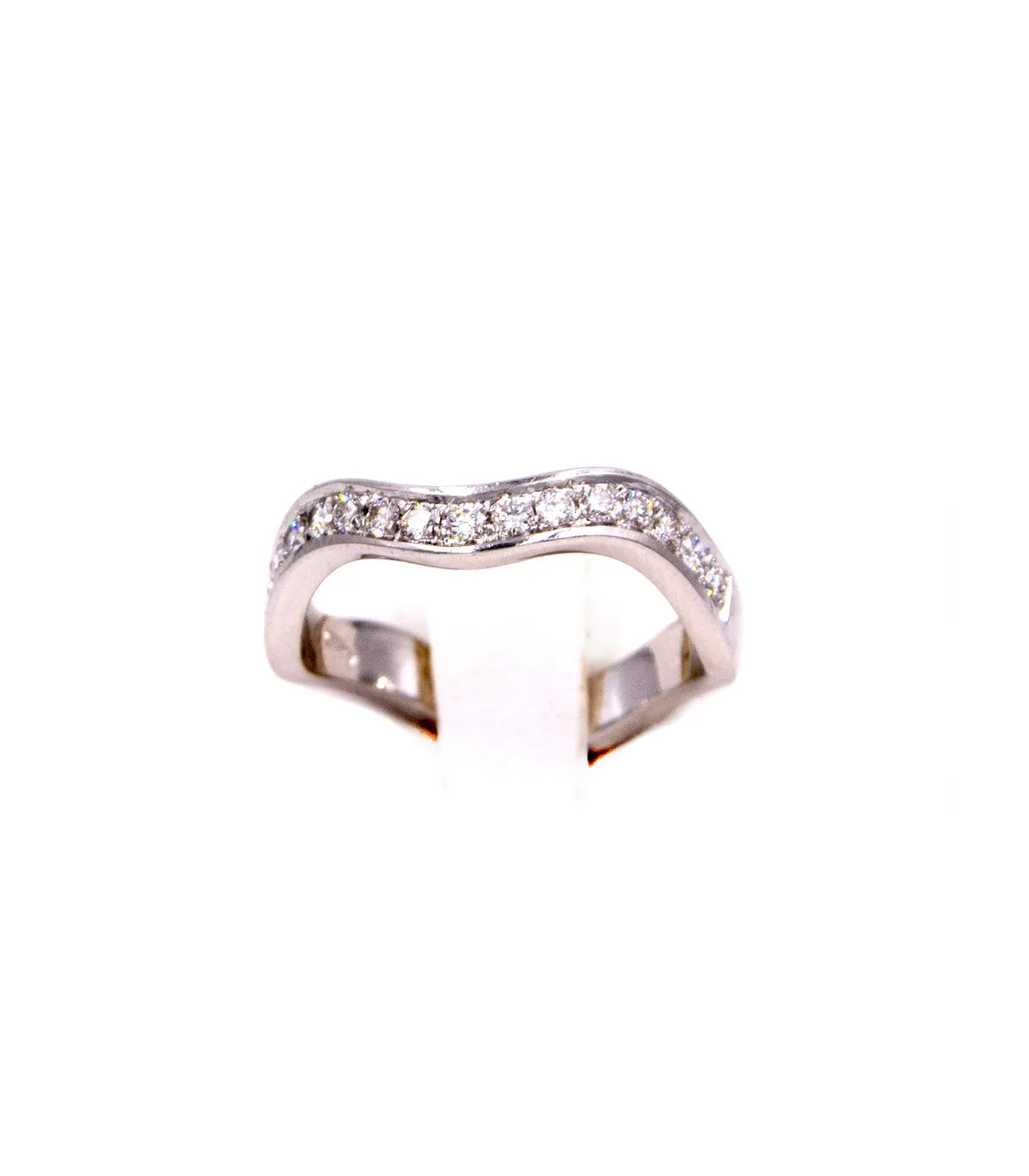 Anello ondulato in oro bianco con 15 brillanti da 0,03carati