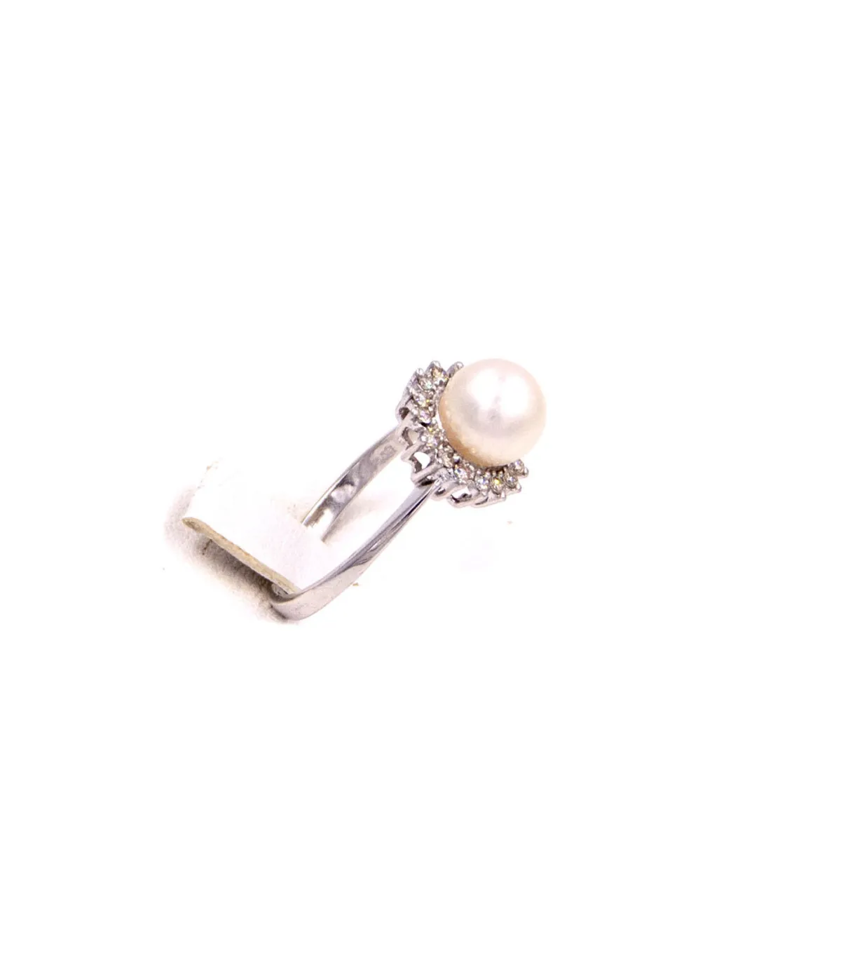 Anello in oro bianco con perla e brillanti carati totali 0,48