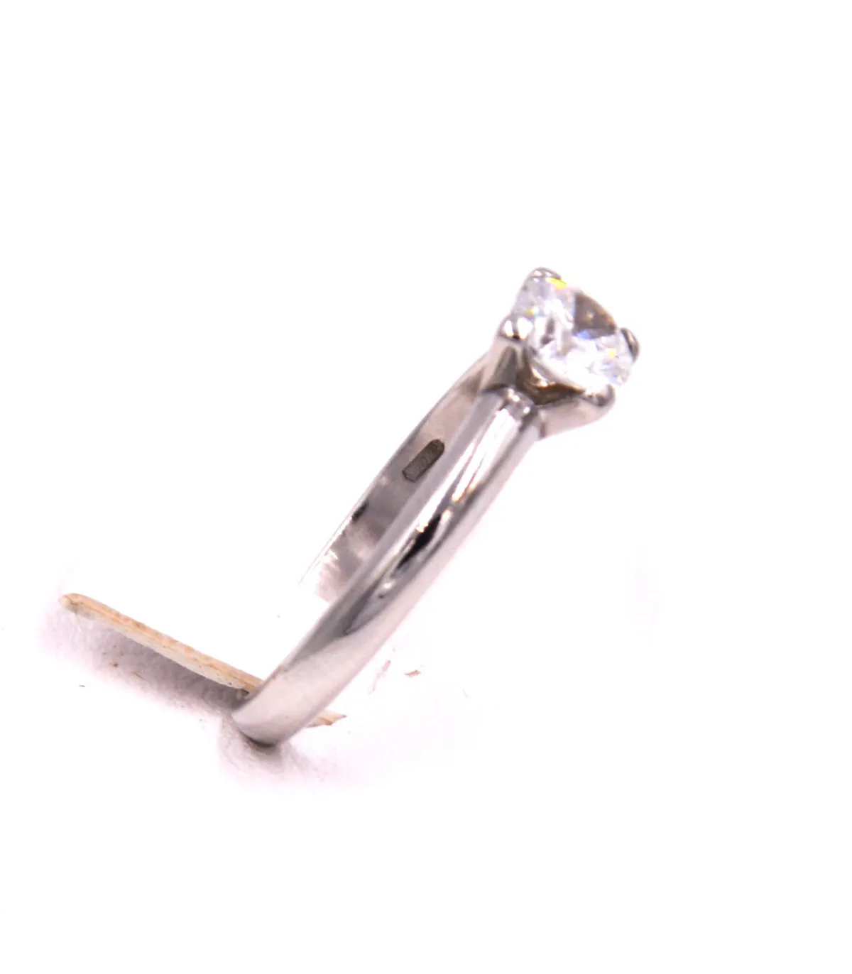 Solitario in oro bianco con zircone