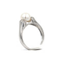 Anello in oro bianco con perla