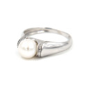 Anello in oro bianco con perla
