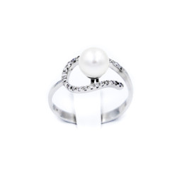 Anello in oro bianco con perla e brillanti