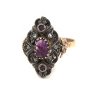Anello in oro giallo antico con rubino e brillanti