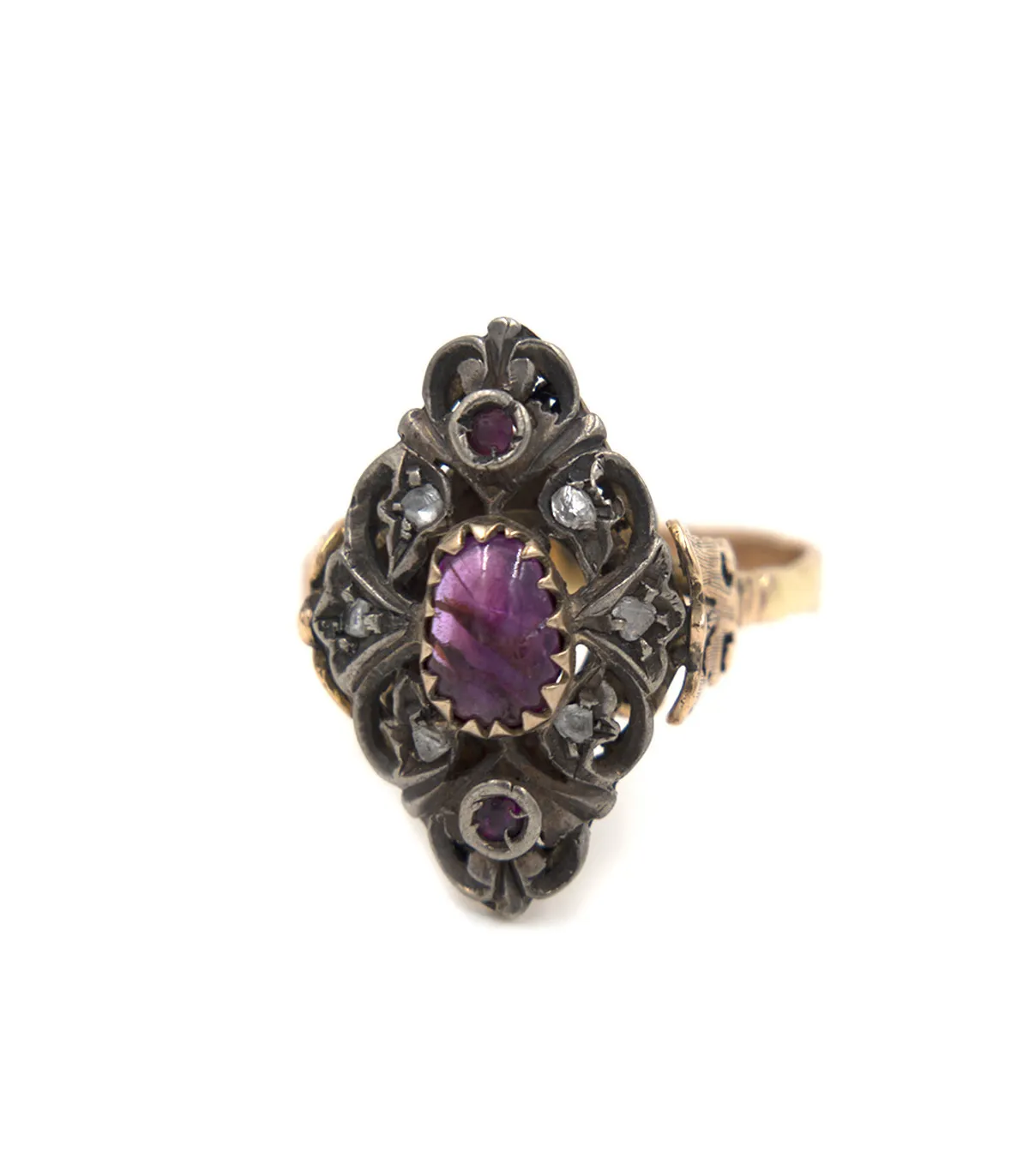 Anello in oro giallo antico con rubino e brillanti