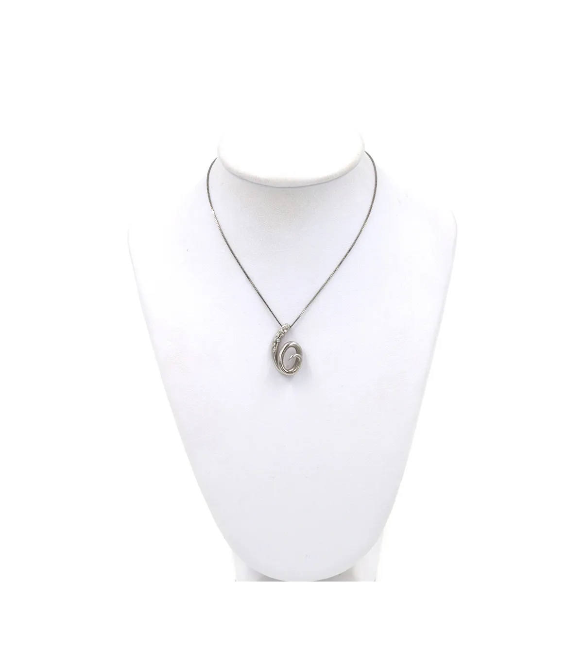 Collana in oro bianco con ciondolo in oro bianco e brillanti carati totali 0,16